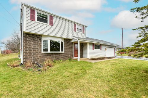 12524 7 1/2 Mile Rd, Caledonia, WI 53108-9513