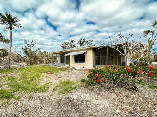 4752 Rue Helene, Sanibel FL  33957-2612 exterior