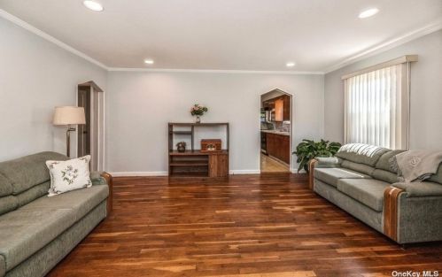151 Pollok Pl, Hicksville NY  11801-2235 exterior
