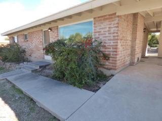 2133 Window Rock Dr, Tucson, AZ 85745-1854