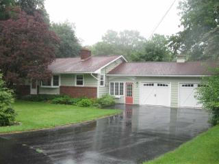 8 Van Winkle Dr, Defreestville, NY 12144-9733