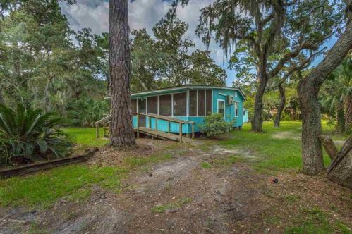 21 River Dr, Ochlockonee Bay, FL 32346-2527