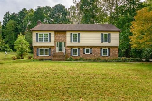 1461 Country Meadows Ln, Kernersville, NC 27284-9563