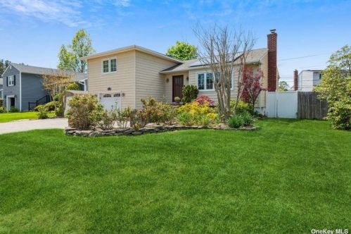1226 Allen Dr, Seaford, NY 11783-1701