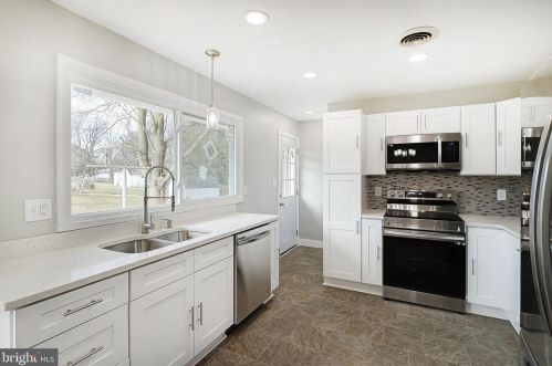 19 Locust Cir, Navy Sup Dpt PA  17050-3192 exterior