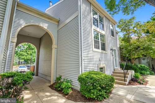 10303 Annaberg Ct, Springfield, VA 22015-2834