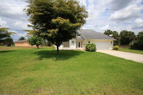 829 Geneva St, Lehigh Acres, FL 33974-7133