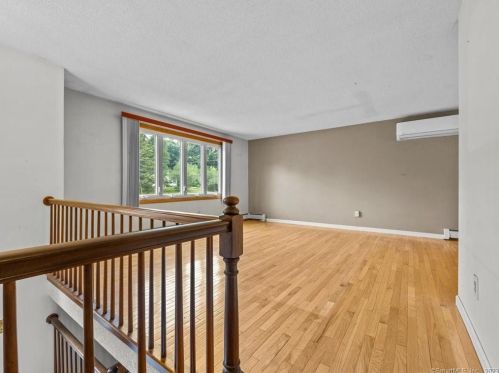 7 Lena Dr, Uncasville CT  06382-1405 exterior