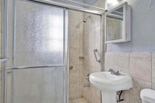 912 32nd St, Hialeah FL  33012-5040 exterior