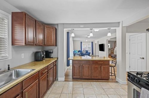 1736 Elmwood Ave, Warwick RI  02888-1104 exterior
