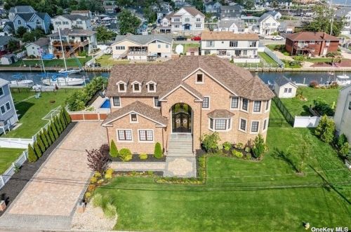 121 Sequams Ln, West Islip, NY 11795-4548