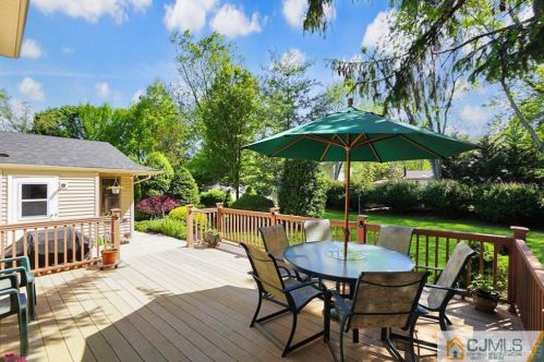 18 Hamilton Dr, East Brunswick NJ  08816-2709 exterior