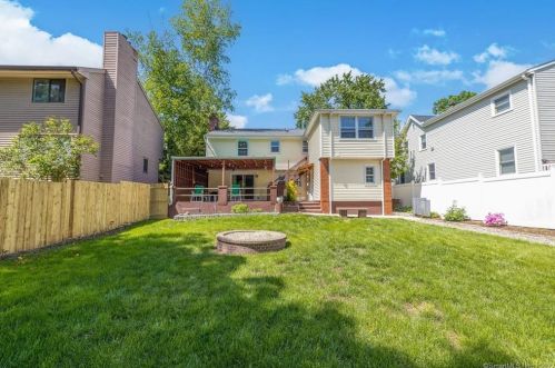 130 Mulberry St, Stamford, CT 06907-1717