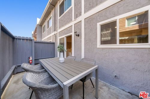 1155 11th St, Manhattan Beach CA  90266-6057 exterior