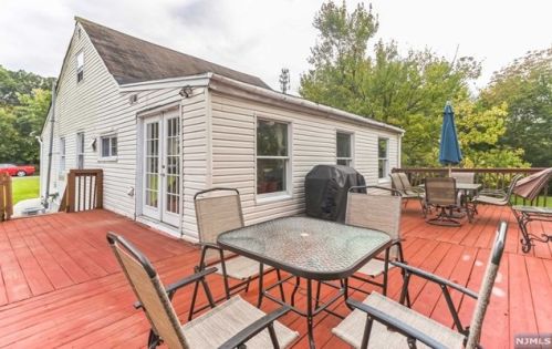 7 2nd Ave, West Milford NJ  07480-3317 exterior