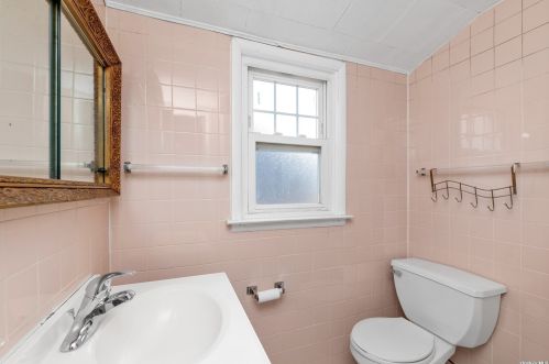 2 Oak Dr, New Hyde Park NY  11040-3315 exterior