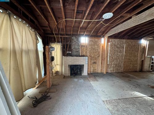 2751 Grande Vis Ave, Oakland CA 94601-1327 exterior