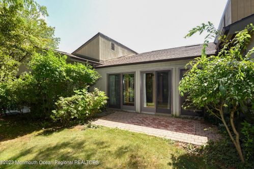 4 Farmingdale Ct, Tinton Falls, NJ 07701-5405