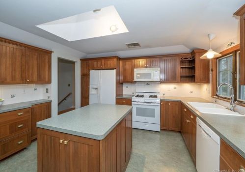 25 Arrowhead Rd, Wilton CT  06897-4402 exterior