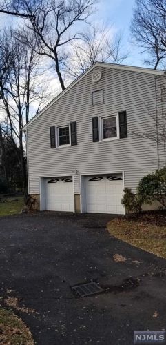 584 Spruce Ln, Franklin Lakes, NJ 07417-2418