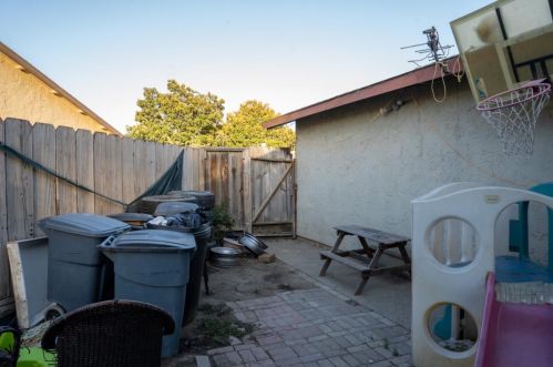 250 Lassen Ct, Hollister, CA 95023-3327