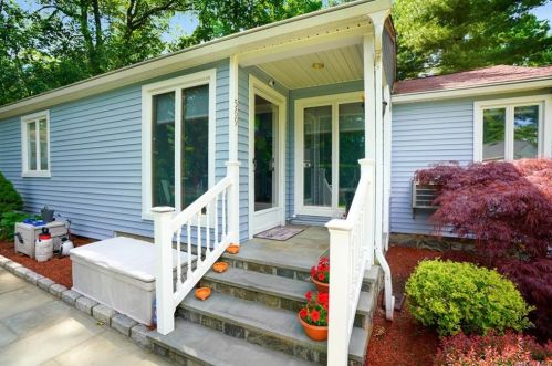 569 Beach Rd, Mahopac, NY 10541-3076