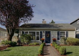 8217 California Ave, Seattle, WA 98136-2320