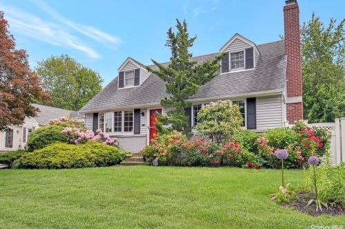 4 Warren Ct, Northport, NY 11768-3154