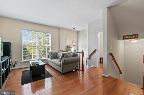 2554 Oak Tree Ln, Woodbridge, VA 22191-6008