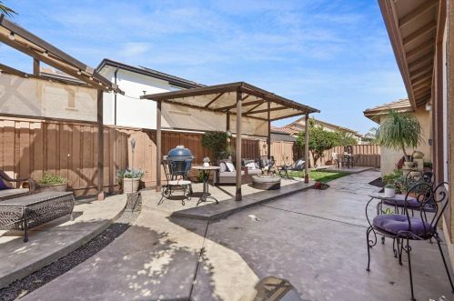 767 Red Barn Pl, Lathrop CA  95330-8975 exterior