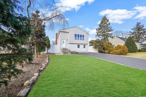 152 3rd St, Deer Park, NY 11729-5307