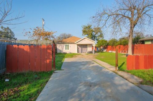 1004 Bloker St, Madera, CA 93638-2556