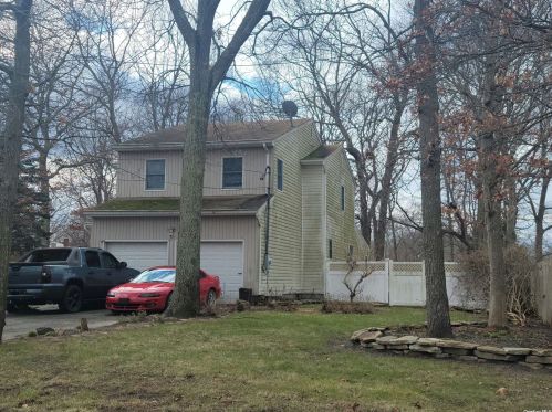 126 Smith Ave, Holbrook, NY 11741-1148