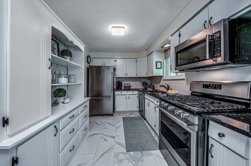425 Sharon Rd, Moon Twp, PA 15108-2620