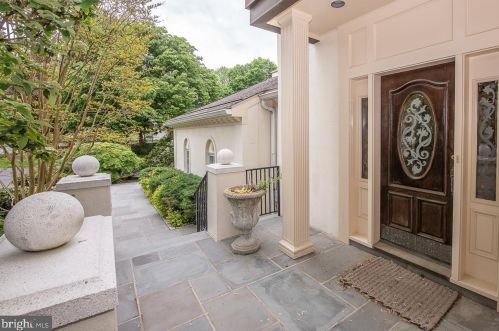 827 Oxford Crst, Ithan, PA 19085-2055