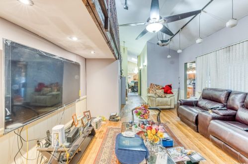 1 Greentree Cir, Westbury NY  11590-1510 exterior