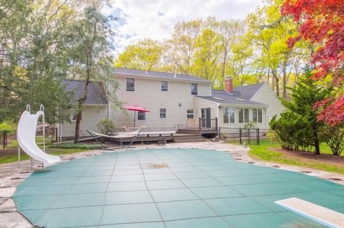 62 Bay Farm Dr, North Kingstown, RI 02852-4659