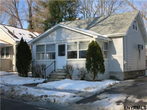 39 Pershing Dr, Schenectady, NY 12302-2917