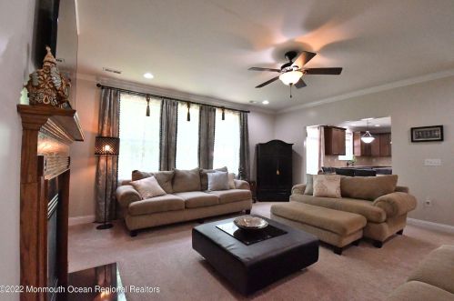 7 Lily Ln, Piscataway NJ  08854-6670 exterior