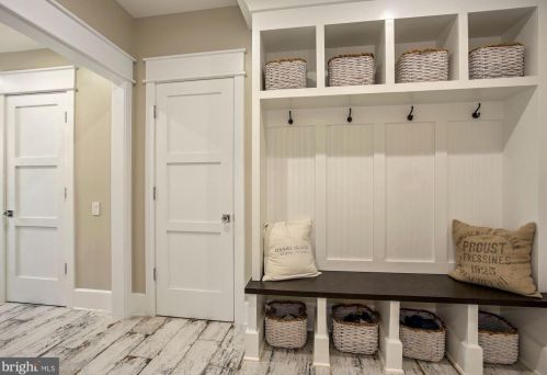 1044 Manning St, Great Falls VA  22066-1922 exterior