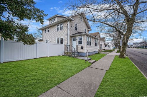 179 5th Ave, Bayshore, NY 11706-6415