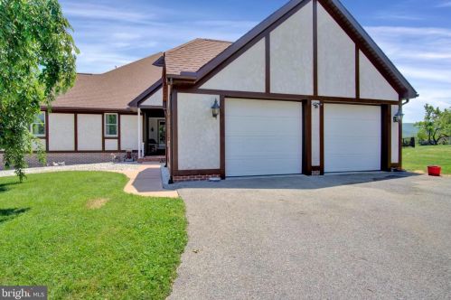 11 Thrush Dr, Carlisle PA  17015-7653 exterior