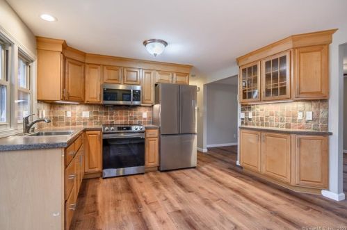 55 Pine River Rd, North Haven CT  06473-3312 exterior