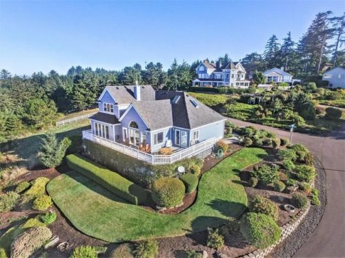 990 Highland Cir, Waldport, OR 97394-9672