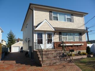 2207 Brooklyn Ave, North Merrick, NY 11566-3557