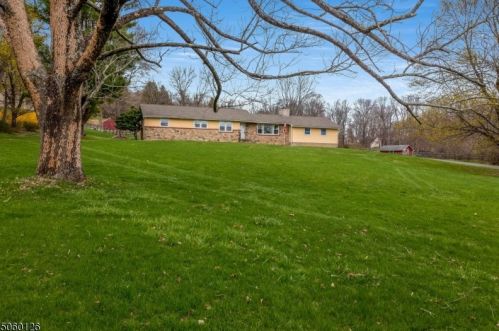 650 Woodglen Rd, Glen Gardner, NJ 08826-3007