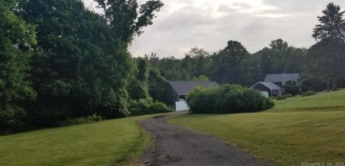 23 Honeycomb Ln, North Haven CT  06473-1005 exterior