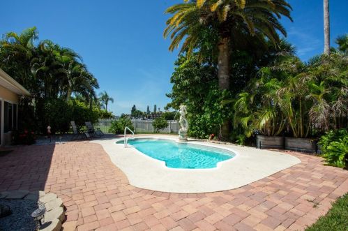 12050 4 St, Saint Petersburg FL  33706-4426 exterior