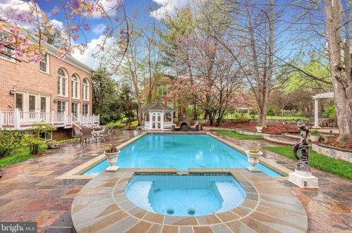 10108 Nedra Dr, Great Falls VA  22066-2835 exterior