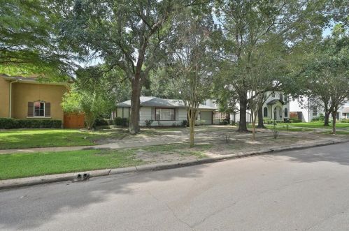 4609 Holly St, Bellaire, TX 77401-5804